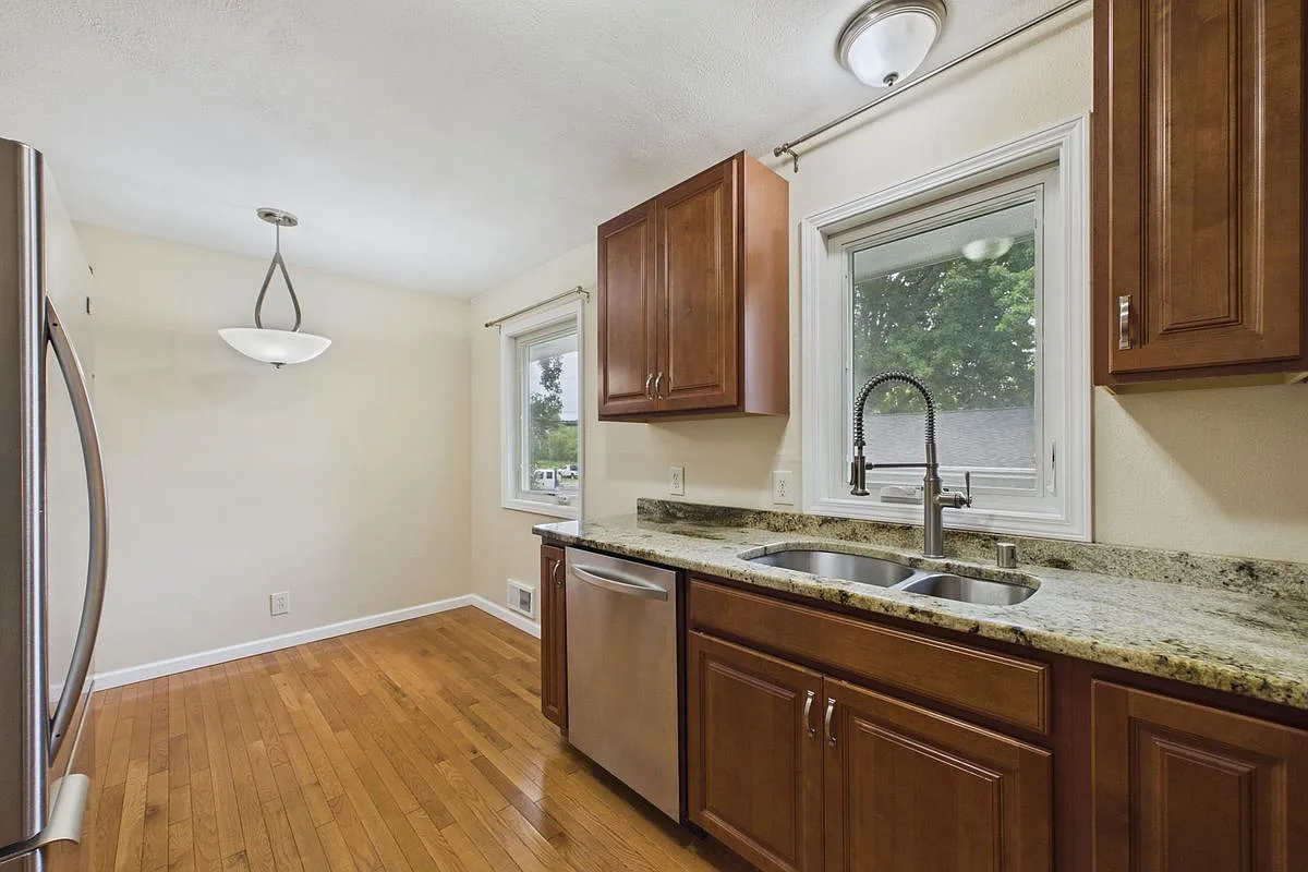 3 bed, 1.0 bath, 1468 sqft, $2,150 — Photo 4