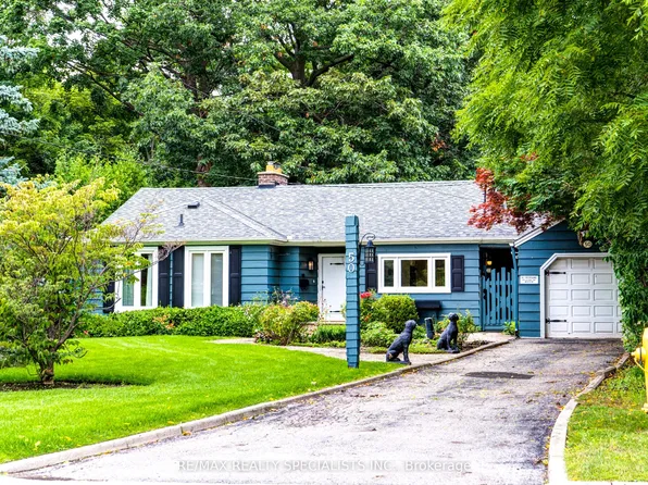 50 N Park Dr, Toronto, ON M6L 1K2