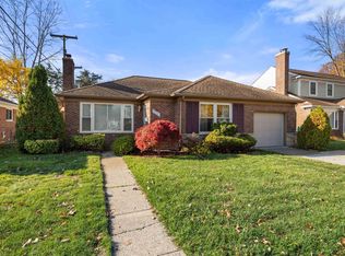 19641 W Kings Ct, Grosse Pointe Woods, MI 48236