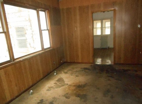 3rd image of 10812 S Hoxie Ave
