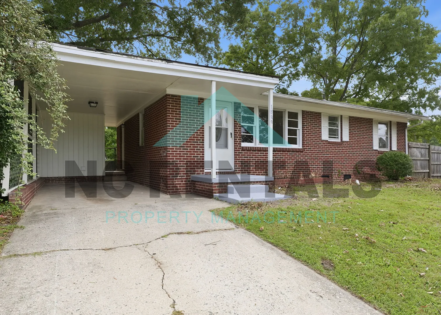 Your New Home Awaits! Cozy 3BR/1BA in Greensboro Pet-Friendly & HVAC! — Photo 2