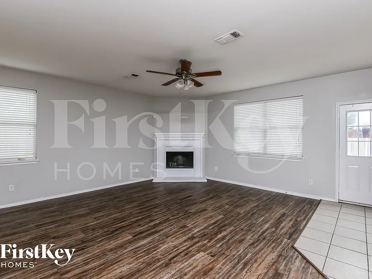 962 Heather St — Photo 3