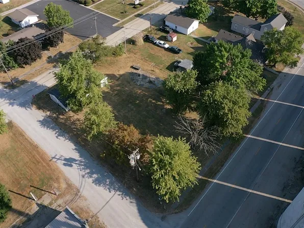 301 N Chestnut St, Farina, IL 62838