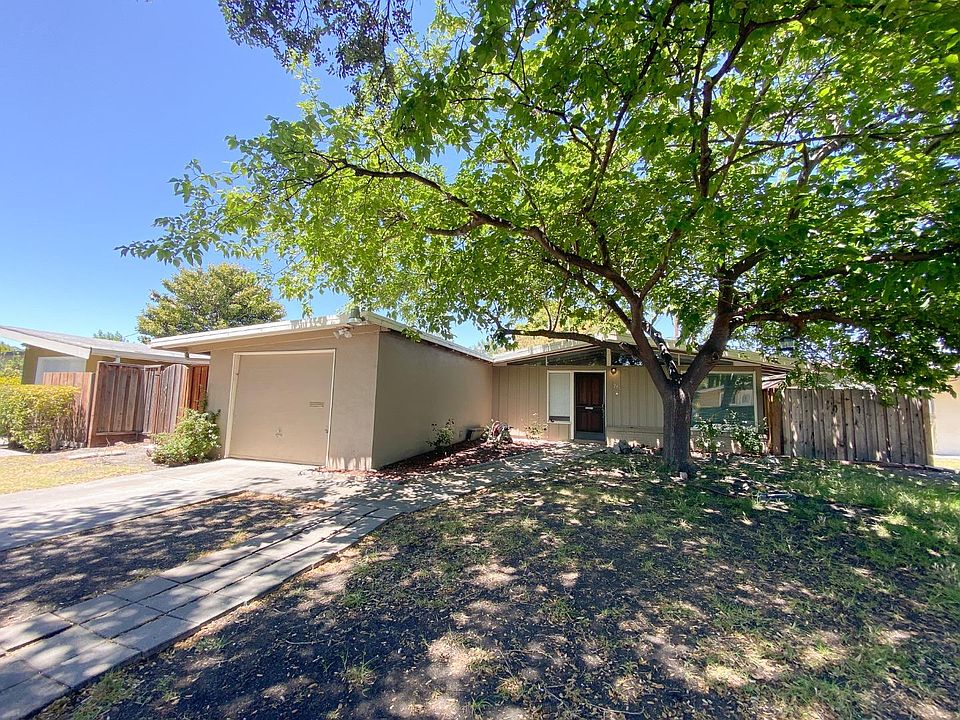 1st image of 775 Lakemuir Dr