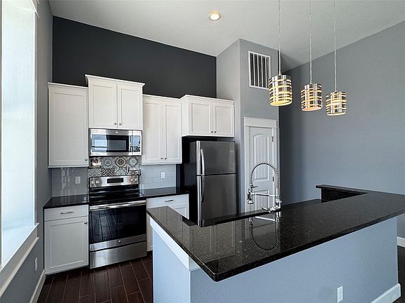 3rd image of 2901 Lee St
