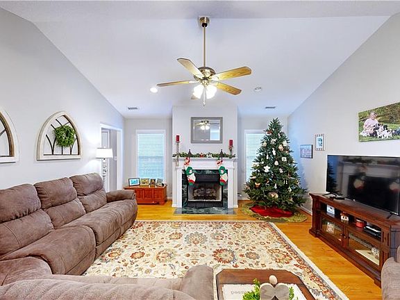 4th image of 195 Winterberry Dr