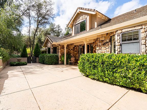 4th image of 18112 Mustang Valley Pl
