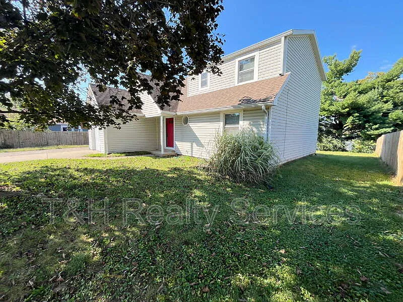 6 bed, 3.0 bath, 2048 sqft, $1,875 — Photo 2