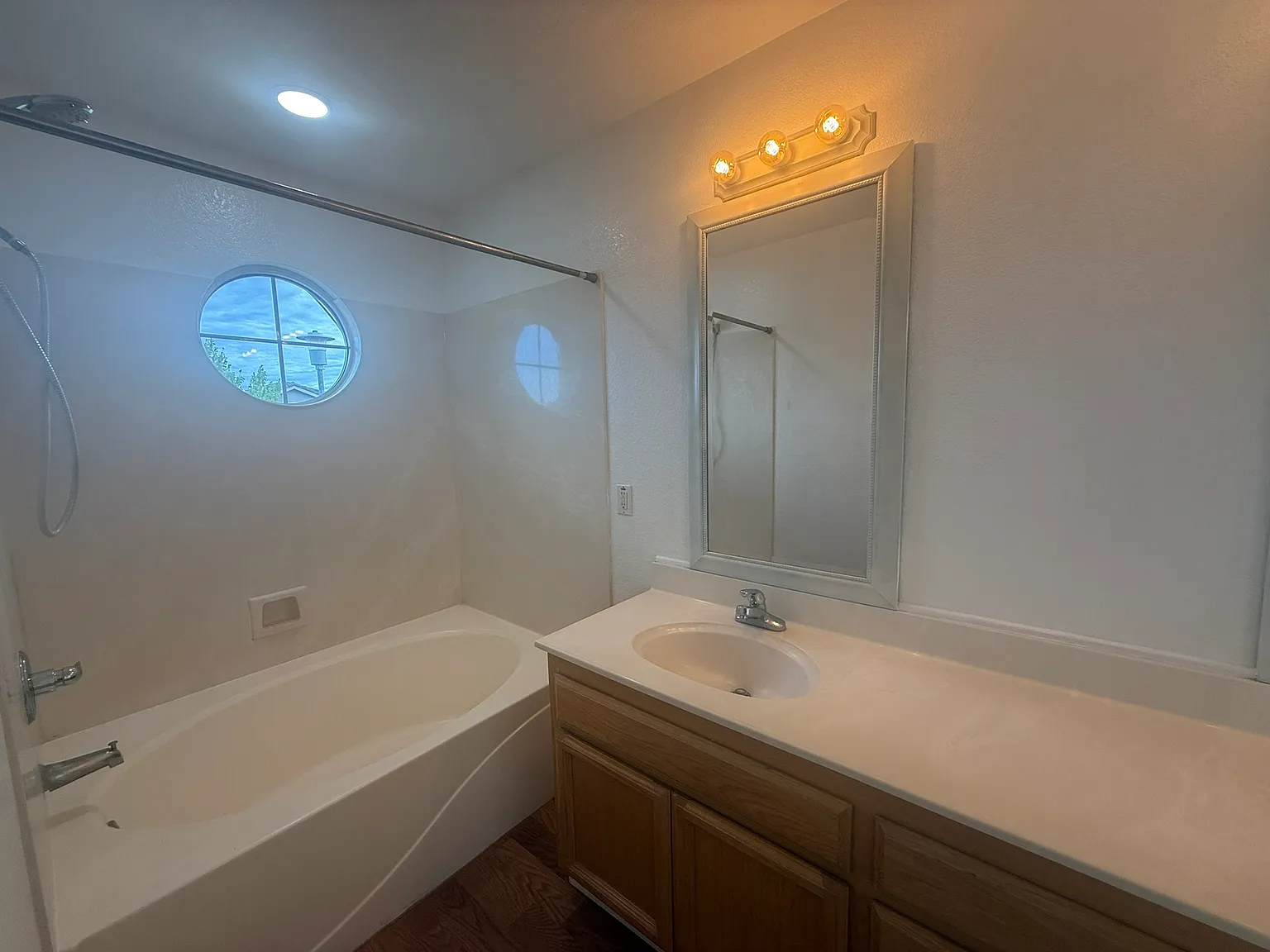 4 bed, 1905 sqft, $2,900 — Photo 1
