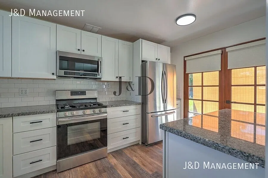 Charming Updated Clairemont Home with Spacious Fenced Backyard & Covered Patio! — Photo 2