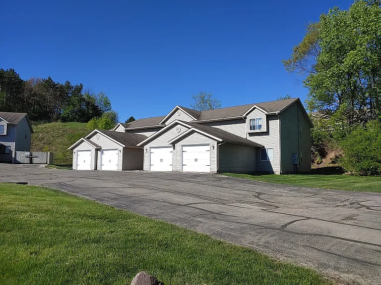 Brittany Hills — Photo 2