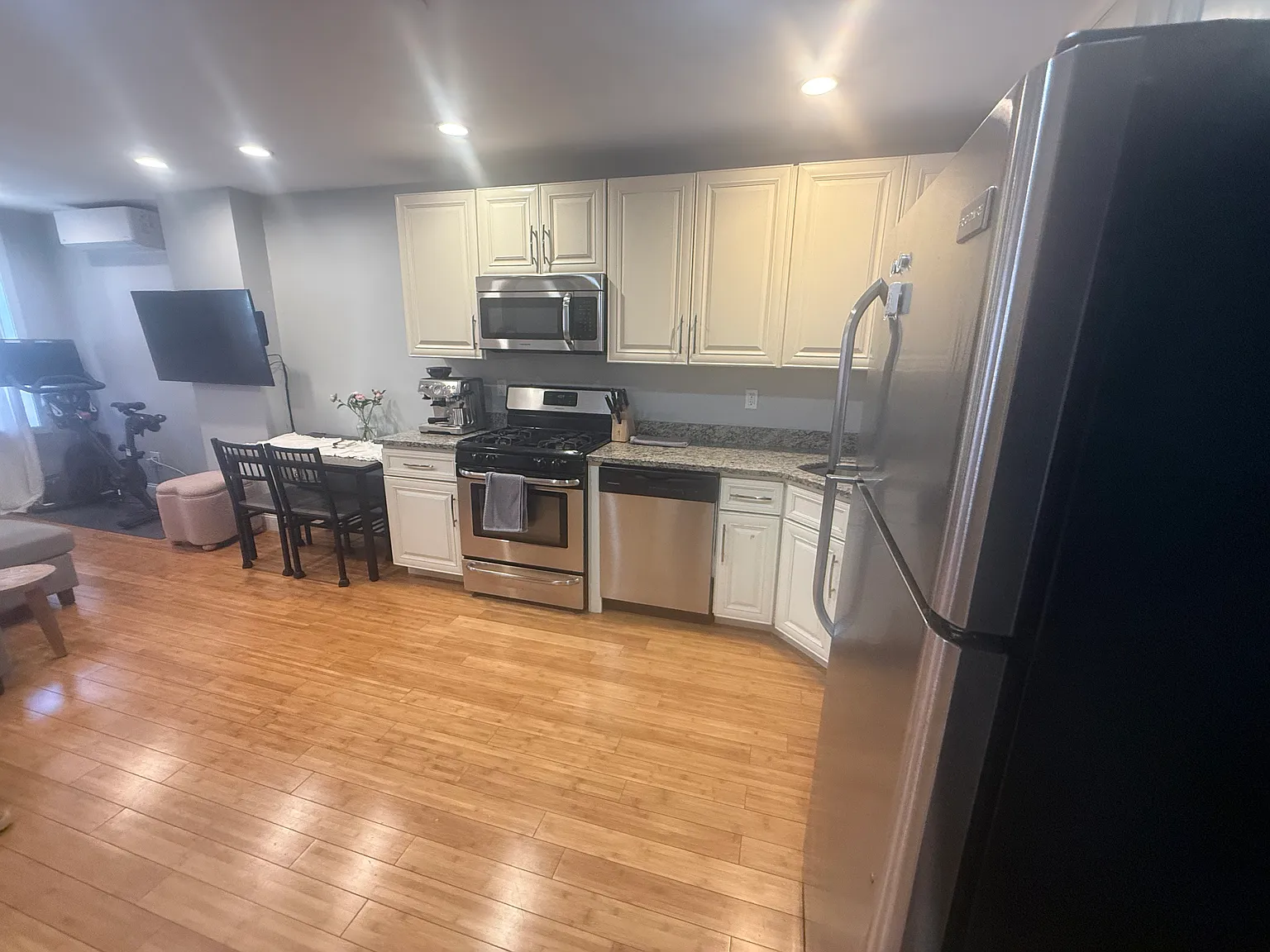 2 bed, 650 sqft, $2,900 — Photo 2