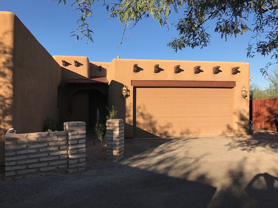 Front of house with private drive/garage