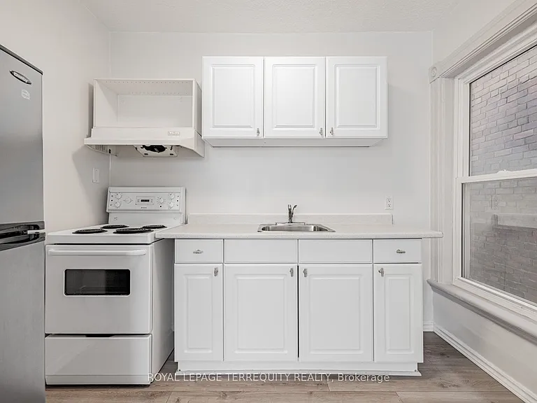 171 Christie St #TOP FLOOR — Photo 9