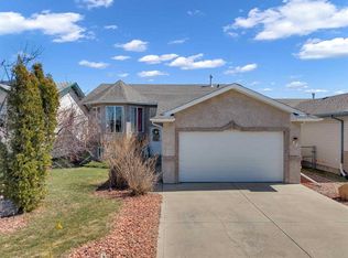 19 W Heenan Cres, Sylvan Lake, AB T4S 1Y6