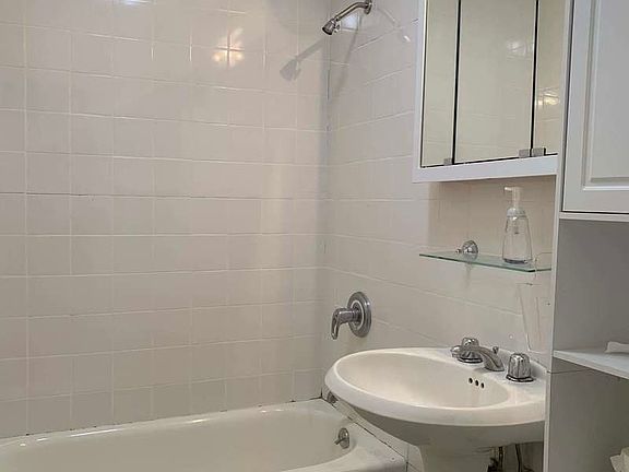 5th image of 606 Carlton Ave #A4a