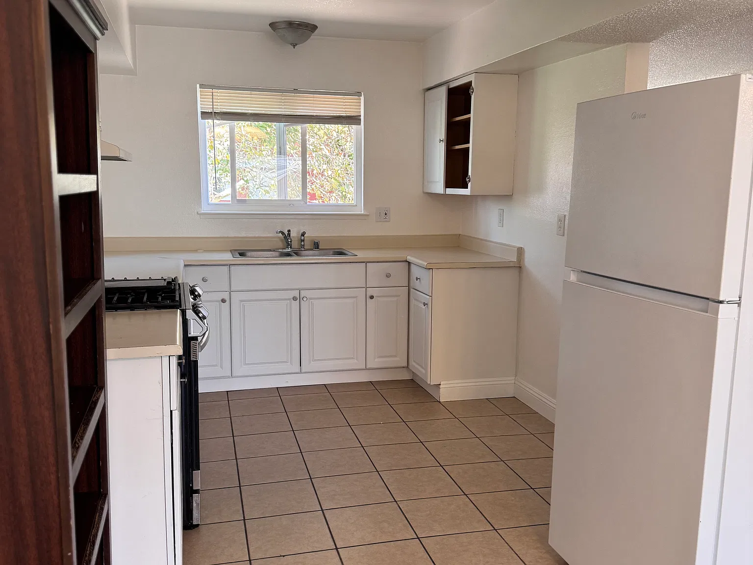 3 bed, 1.5 bath, 1350 sqft, $2,500 — Photo 2