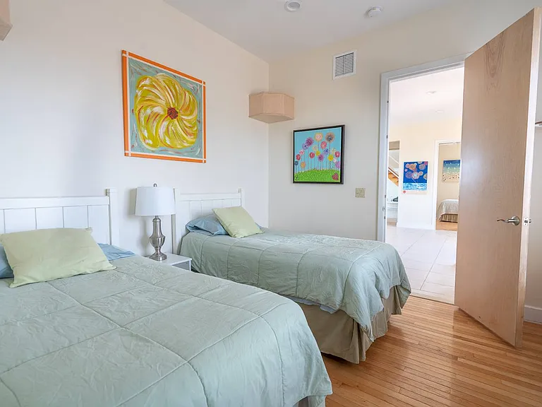 819 Dune Rd — Photo 13