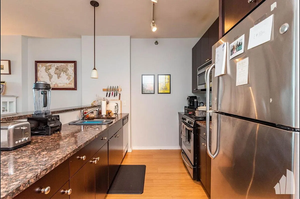 125 S Green St — Photo 3