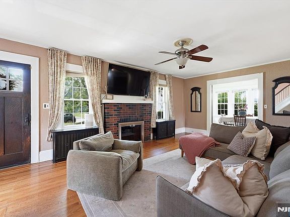 5th image of 187 Kings Ct