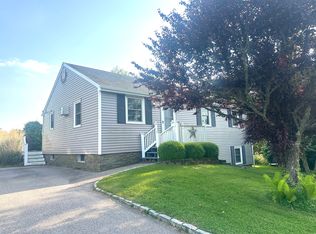 22 Lakeworth Ave, Narragansett, RI 02882