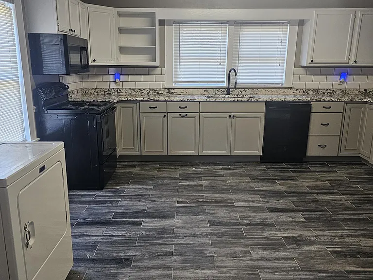 2 S Peachtree St #402 — Photo 3