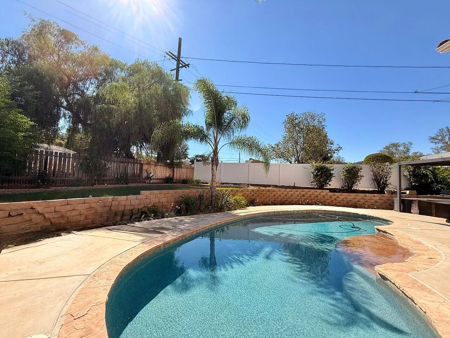 Spacious 4BR/4BA Lakeside Home with Solar, Pool & RV Parking — Photo 4