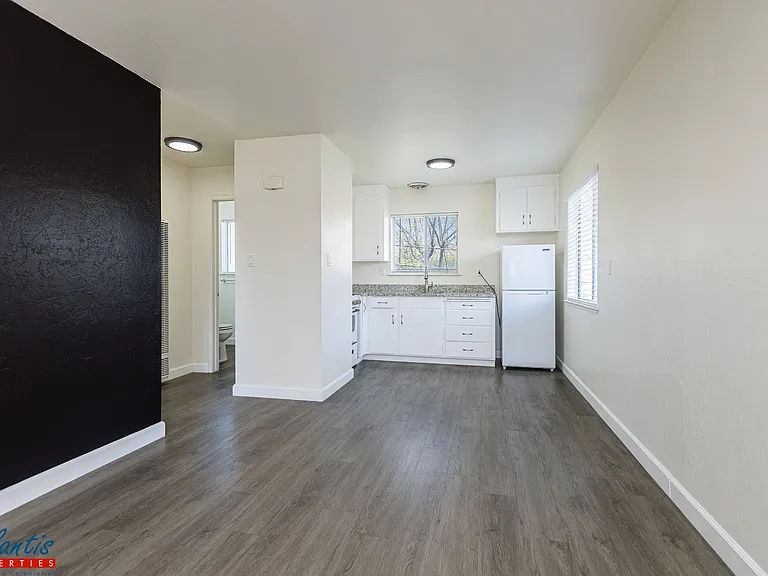 449 S Main St — Photo 2