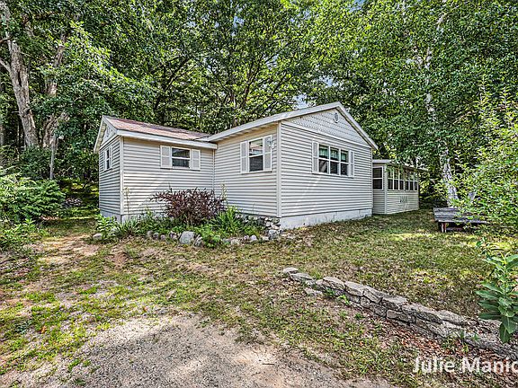 3rd image of 3502 Holiday Dr