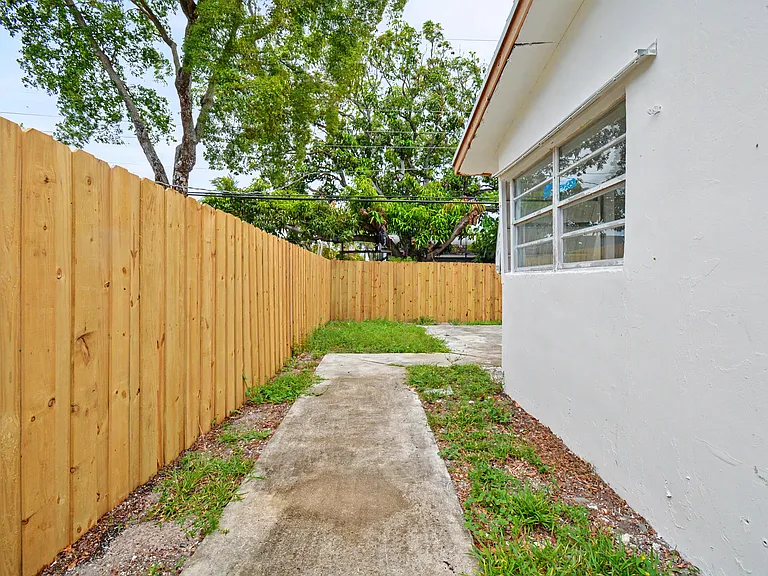 411B NE 57th Ct — Photo 12
