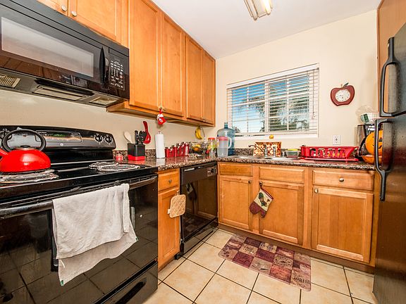 5th image of 524 E Lexington Ave E #16
