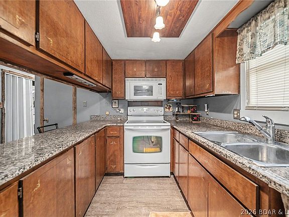 5th image of 228 Basswood Rd
