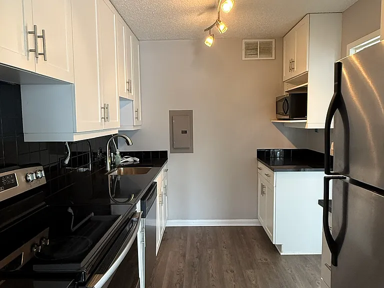 3930 N Pine Grove Ave #716 — Photo 12