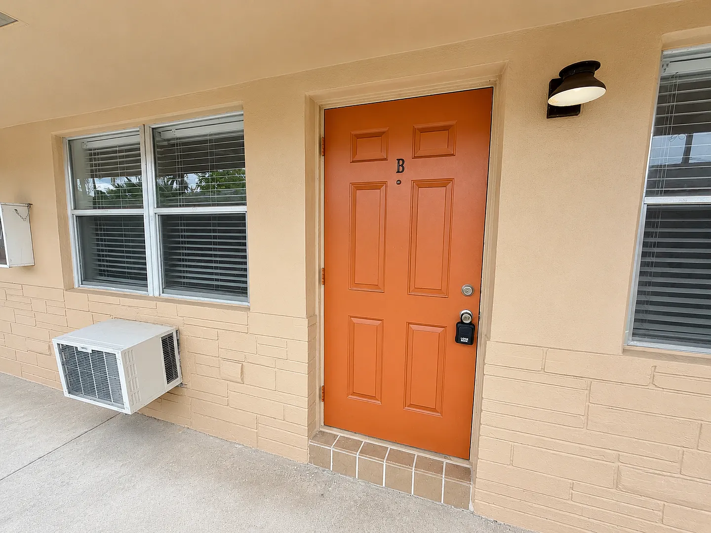 920 SW 15 Terr — Photo 2