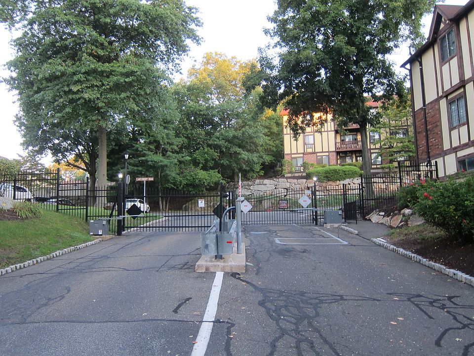 30 Roxbury Lane