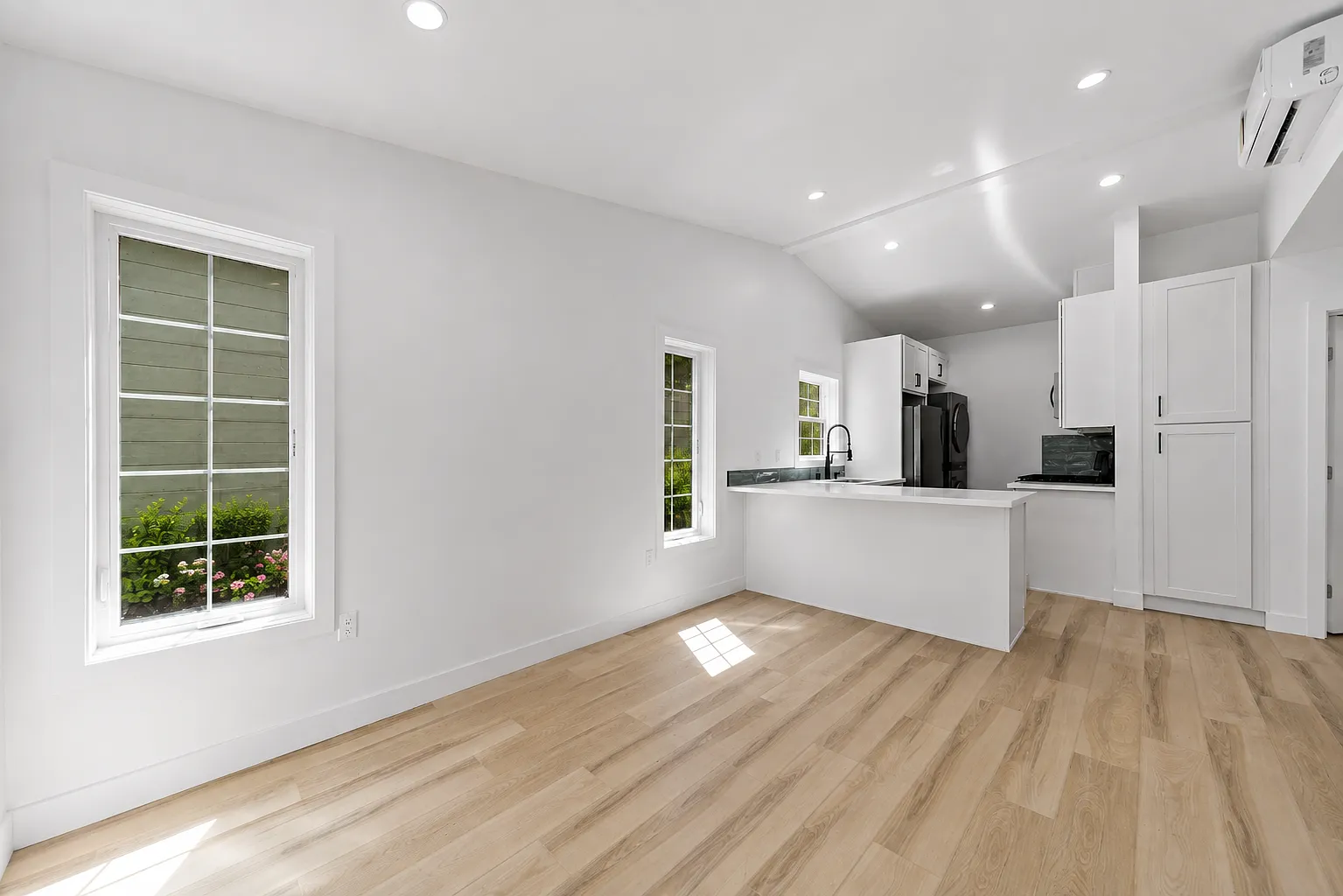 2 bed, 700 sqft, $3,500 — Photo 3