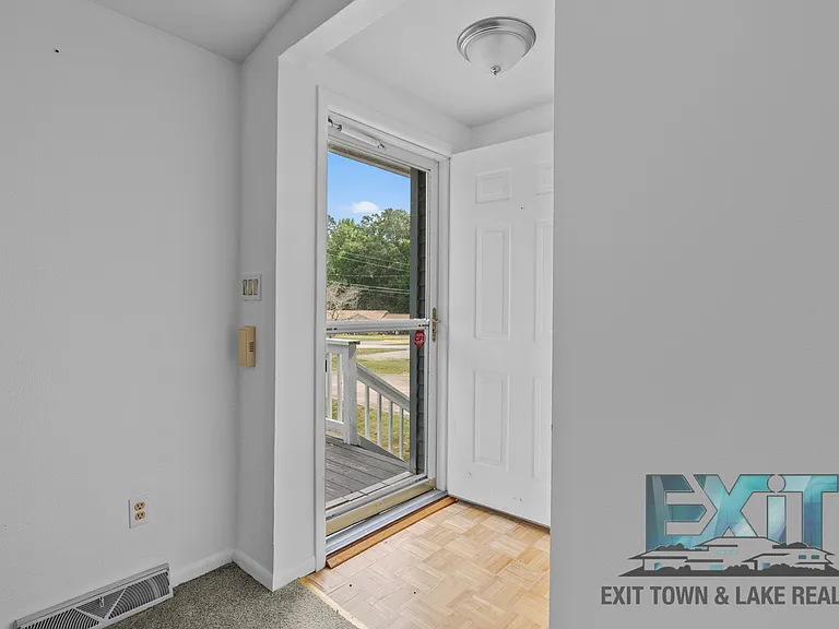 422 Tanglewood Dr — Photo 8