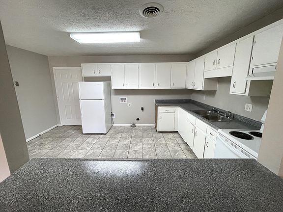 4th image of 112 Essex Ct