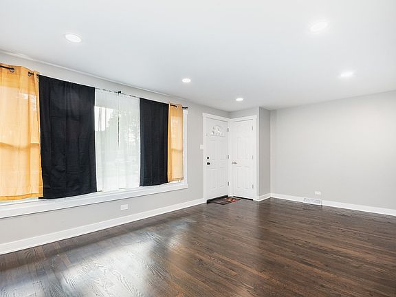 3rd image of 10056 S La Salle St