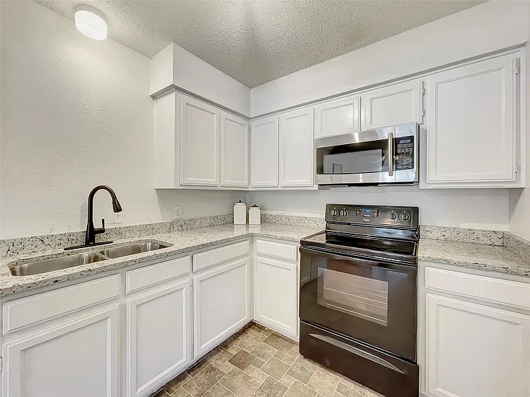7000 Lincoln Dr — Photo 11