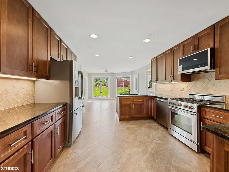 15020 King Dr — Photo 14