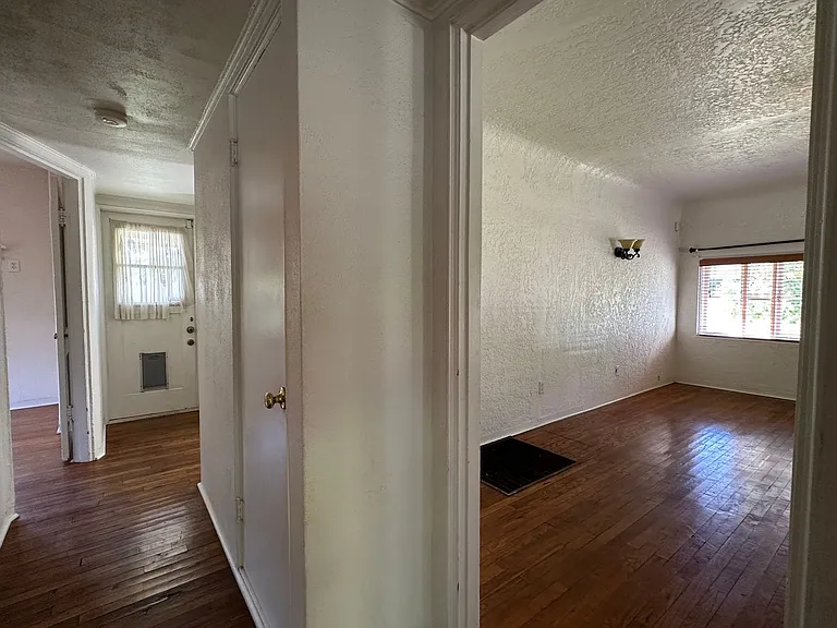 1115 S Maple Ave — Photo 32