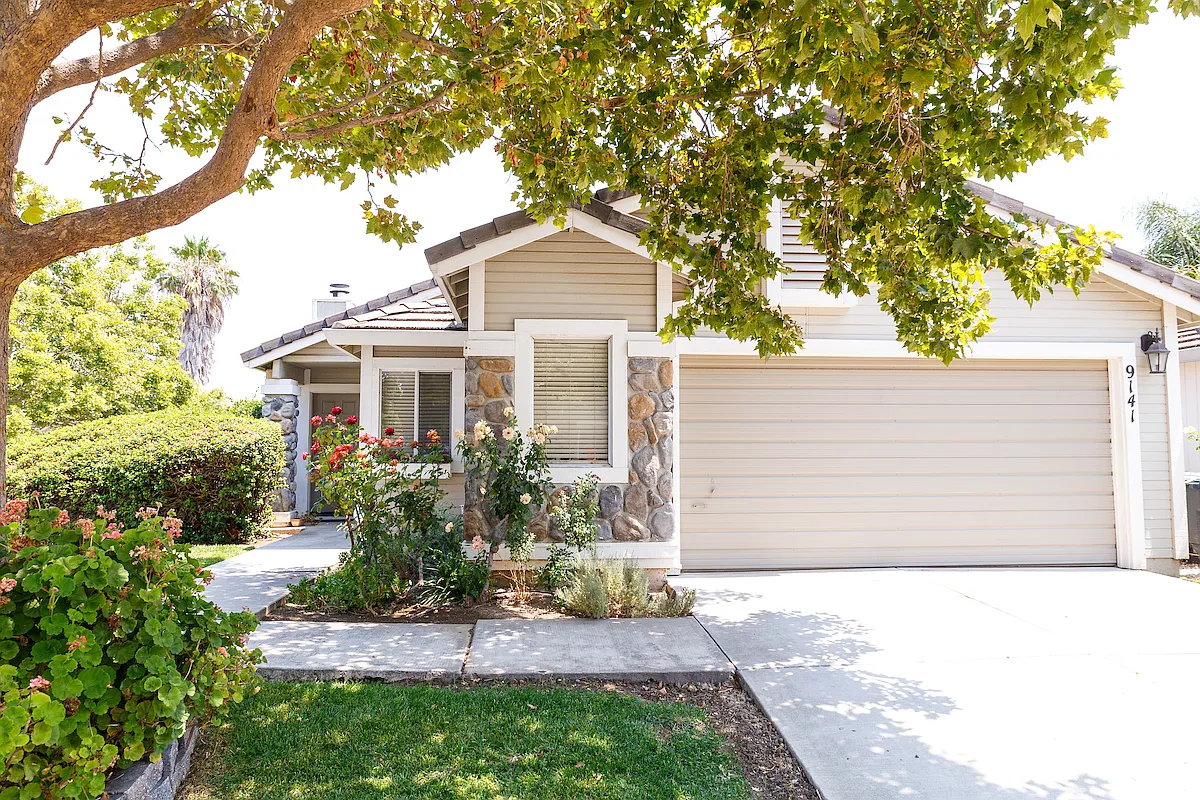 9141 Laguna Center Cir photo 1