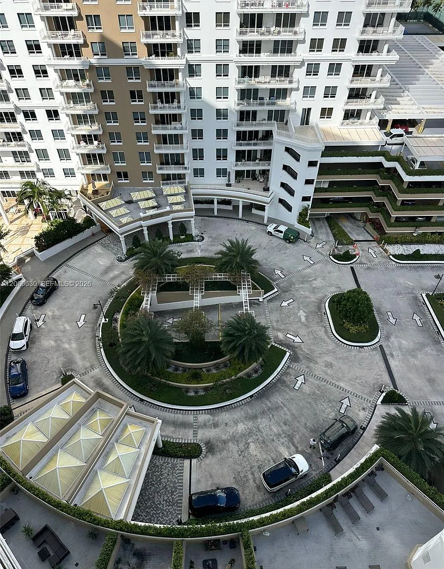 Courvoisier Courts Condo — Photo 1