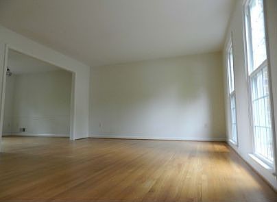 3rd image of 20 Hawthorn Ct