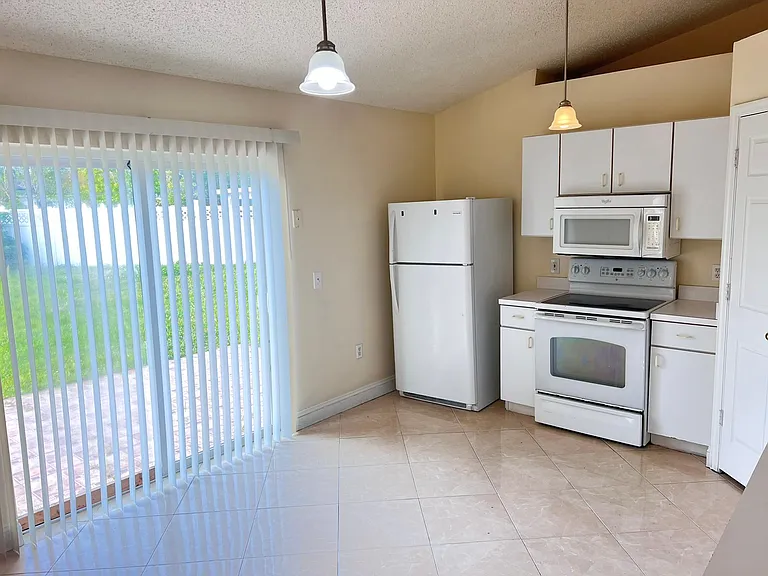 961 Derbyshire Dr — Photo 7