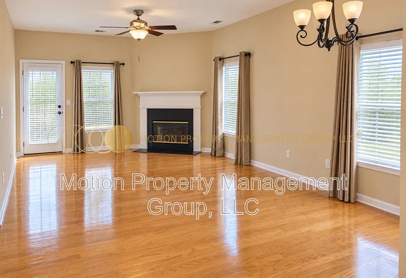 3 bed, 2.0 bath, 1350 sqft, $2,200 — Photo 2