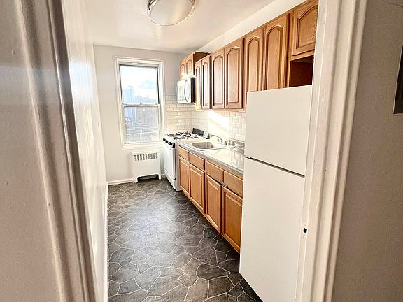 4th image of 2255 Cruger Ave APT 4D
