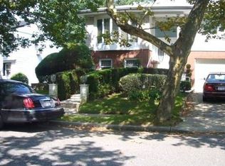 558 Cedarwood Dr, Cedarhurst, NY 11516
