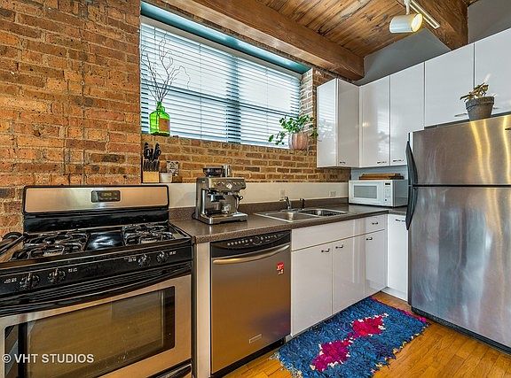 4th image of 1122 W Newport Ave APT 2D
